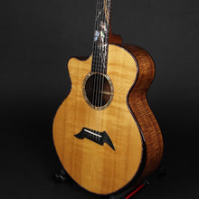 Load image into Gallery viewer, Breedlove Master Class &#39;Moon Dancer&#39; Left-handed (Pre-owned)