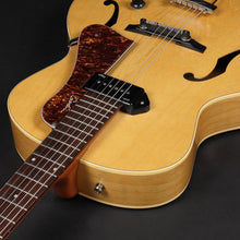 Load image into Gallery viewer, Godin 5th Avenue Kingpin P90 Natural (Pre-owned)