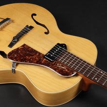 Load image into Gallery viewer, Godin 5th Avenue Kingpin P90 Natural (Pre-owned)